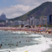 Dois homens que roubaram turistas alemães na praia de Copacabana tiveram a prisão convertida em preventiva pela Justiça do Rio. Vítimas foram deixadas nuas e os assaltantes usaram os cartões para fazer compras na região.