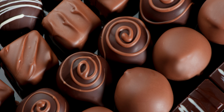 Um estudo revela como a combinação de bactérias e fungos na fermentação do cacau é crucial para criar o sabor perfeito do chocolate. Saiba como essa descoberta pode impactar a produção e o sabor de chocolates premium.