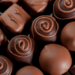 Um estudo revela como a combinação de bactérias e fungos na fermentação do cacau é crucial para criar o sabor perfeito do chocolate. Saiba como essa descoberta pode impactar a produção e o sabor de chocolates premium.