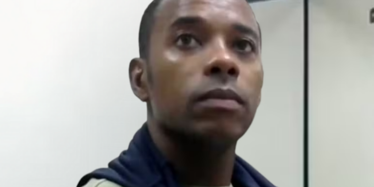 STF formou maioria para manter Robinho preso em Tremembé. Ex-jogador foi condenado por estupro coletivo em Milão e cumpre pena de 9 anos no Brasil.