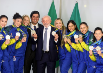 Lula anunciou a criação da Universidade dos Esportes, projeto que amplia oportunidades para atletas e fomenta modalidades diversas, com incentivo ao futebol feminino e ao Bolsa Atleta