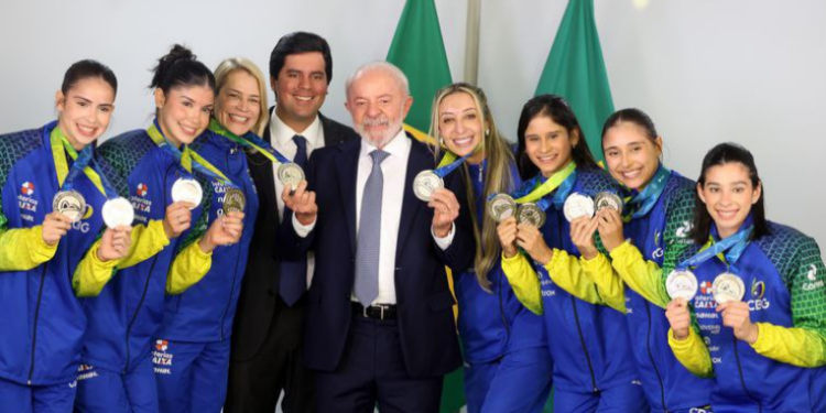 Lula anunciou a criação da Universidade dos Esportes, projeto que amplia oportunidades para atletas e fomenta modalidades diversas, com incentivo ao futebol feminino e ao Bolsa Atleta