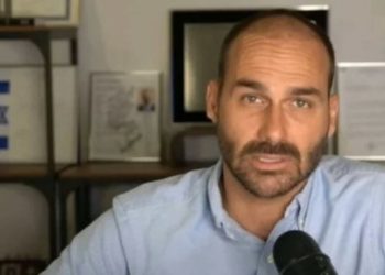 Eduardo Bolsonaro pediu ao presidente da Câmara, Hugo Motta, autorização para exercer o mandato nos Estados Unidos. O parlamentar alega perseguição política, mas a direção da Casa afirma que não há previsão regimental para mandato remoto.