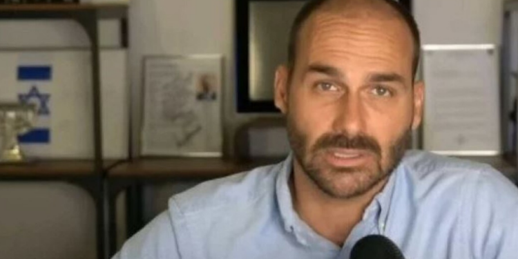 Eduardo Bolsonaro pediu ao presidente da Câmara, Hugo Motta, autorização para exercer o mandato nos Estados Unidos. O parlamentar alega perseguição política, mas a direção da Casa afirma que não há previsão regimental para mandato remoto.