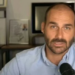 Eduardo Bolsonaro pediu ao presidente da Câmara, Hugo Motta, autorização para exercer o mandato nos Estados Unidos. O parlamentar alega perseguição política, mas a direção da Casa afirma que não há previsão regimental para mandato remoto.