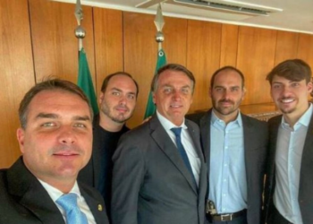 A AGU vai recorrer à Justiça para cobrar da família Bolsonaro até US$ 3,5 milhões gastos com defesa de Alexandre de Moraes nos EUA. Eduardo Bolsonaro reagiu com críticas à medida.