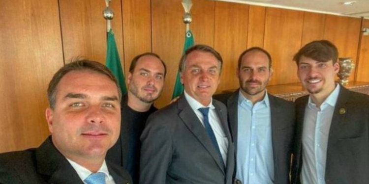 A AGU vai recorrer à Justiça para cobrar da família Bolsonaro até US$ 3,5 milhões gastos com defesa de Alexandre de Moraes nos EUA. Eduardo Bolsonaro reagiu com críticas à medida.
