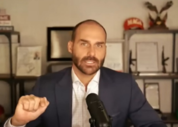 Eduardo Bolsonaro perde apoio de Donald Trump e passa a enfrentar risco de prisão e deportação nos Estados Unidos. Investigações apontam obstrução de justiça e articulam impactos políticos para a família Bolsonaro no Brasil.