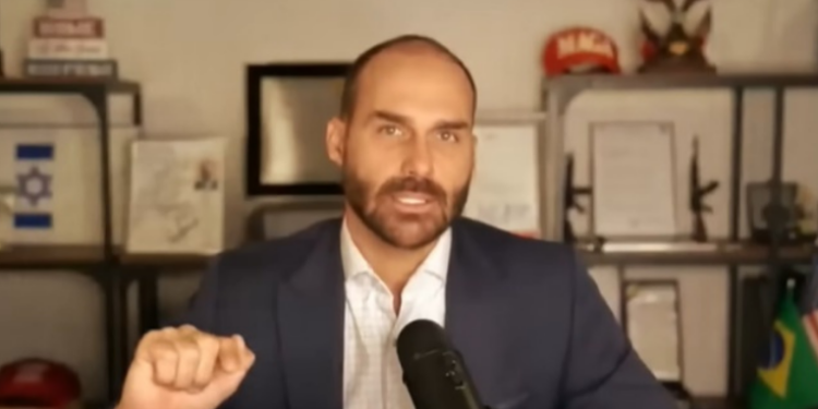 Eduardo Bolsonaro perde apoio de Donald Trump e passa a enfrentar risco de prisão e deportação nos Estados Unidos. Investigações apontam obstrução de justiça e articulam impactos políticos para a família Bolsonaro no Brasil.