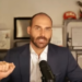 Eduardo Bolsonaro perde apoio de Donald Trump e passa a enfrentar risco de prisão e deportação nos Estados Unidos. Investigações apontam obstrução de justiça e articulam impactos políticos para a família Bolsonaro no Brasil.
