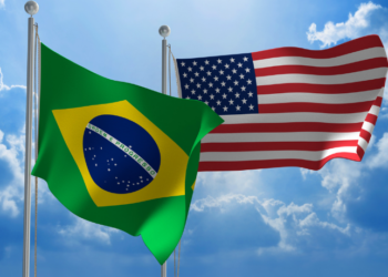 O Brasil iniciou medidas de retaliação contra os EUA após tarifas de 50% sobre importações. A disputa eleva preços, pressiona o mercado global e abre um novo capítulo nas relações comerciais internacionais.
