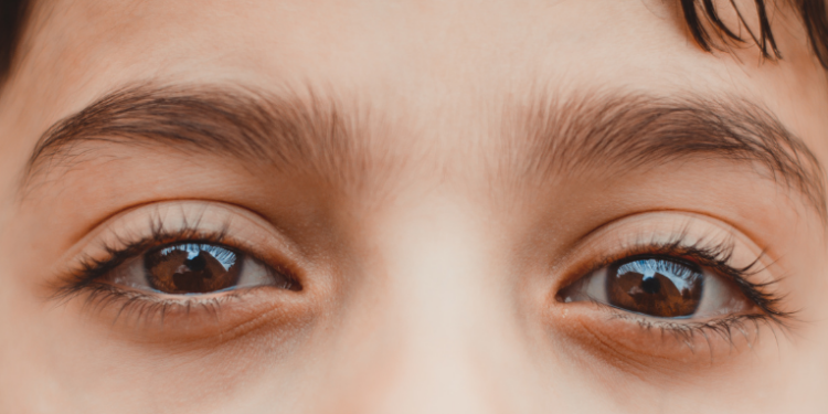 A leucocoria, conhecida como pupila branca, pode ser um sinal de doenças graves, como catarata congênita ou retinoblastoma. A detecção precoce é vital para o tratamento. Entenda a importância do reflexo vermelho.