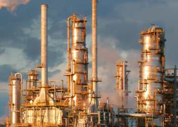 A Índia anunciou aumento de 10% a 20% nas importações de petróleo russo em setembro, desafiando tarifas de 50% impostas pelos EUA e reforçando relações com Moscou.