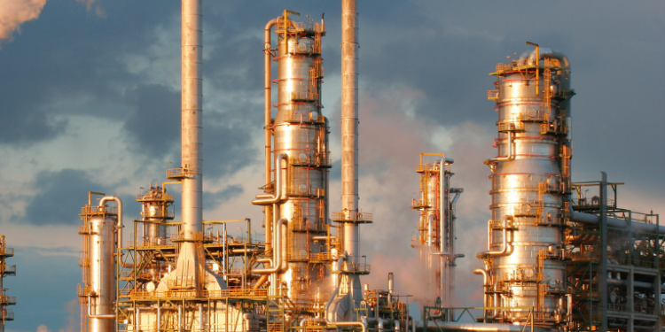 A Índia anunciou aumento de 10% a 20% nas importações de petróleo russo em setembro, desafiando tarifas de 50% impostas pelos EUA e reforçando relações com Moscou.