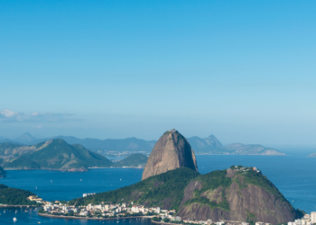 A previsão do tempo para o Rio de Janeiro indica chuvas moderadas e fortes nesta sexta-feira (29), com tempo mais ameno no sábado (30) e ventos fortes entre domingo (31) e terça-feira (2). Confira as atualizações para os próximos dias!