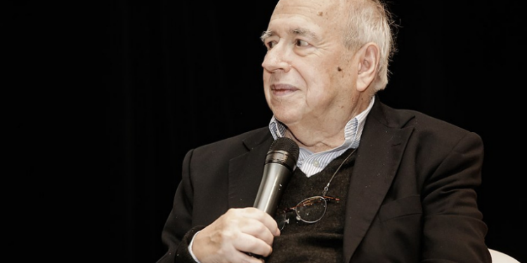 Luis Fernando Verissimo, morto aos 88 anos, sempre falou com carinho sobre o pai, Erico Verissimo. Em entrevistas, relembrou acompanhar os originais de O Tempo e o Vento e a rivalidade no futebol entre Internacional e Grêmio.