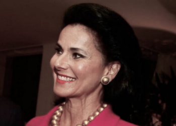 Vicky Safra lidera ranking feminino de bilionárias brasileiras com R$ 120,5 bilhões, seguida por Maria Helena Moraes Scripilliti e Ana Lúcia Villela. Lista da Forbes inclui 60 mulheres, representando 20% do total de bilionários no Brasil.
