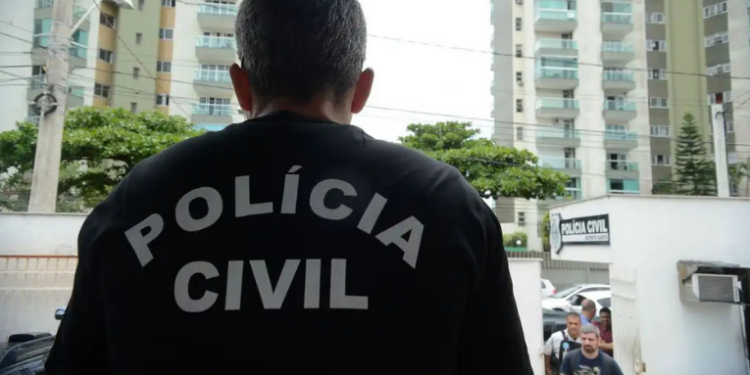 Polícia Civil do Rio realiza operação em Bangu contra organização criminosa especializada em fraudes a idosos. Criminosos usavam documentos falsos, aplicativos e Pix para roubar aposentados e pensionistas.
