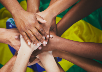 O IBGE divulgou que o Brasil atingiu 213,4 milhões de habitantes em 2025. Estimativa mostra desaceleração do crescimento populacional e prevê queda a partir de 2042.