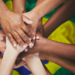 O IBGE divulgou que o Brasil atingiu 213,4 milhões de habitantes em 2025. Estimativa mostra desaceleração do crescimento populacional e prevê queda a partir de 2042.