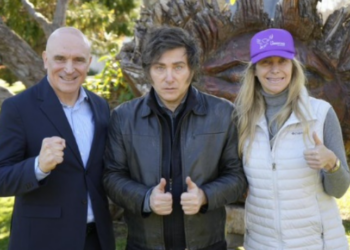 Polícia argentina realiza buscas envolvendo Karina Milei, irmã do presidente Javier Milei, em investigação sobre corrupção na compra de medicamentos para pessoas com deficiência. Protestos contra o governo ocorrem em meio ao escândalo.