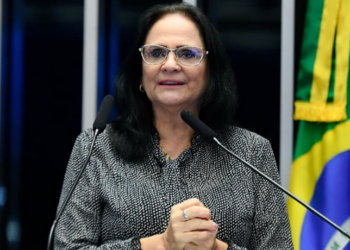 Damares Alves anuncia diagnóstico de câncer de mama. Senadora passou por cirurgia em julho e começará radioterapia em setembro, destacando importância do diagnóstico precoce.