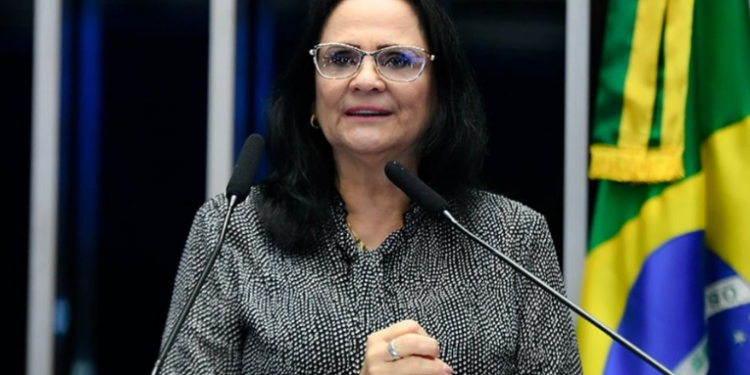Damares Alves anuncia diagnóstico de câncer de mama. Senadora passou por cirurgia em julho e começará radioterapia em setembro, destacando importância do diagnóstico precoce.