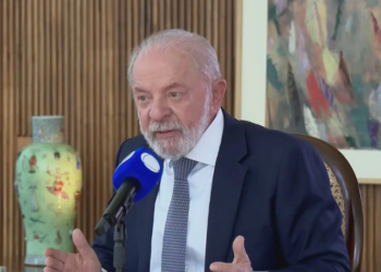 Em entrevista, Lula afirmou que não pedirá a partidos que deixem de lançar candidatos em 2026, defendeu múltiplas candidaturas e descartou espaço para terceira via nas eleições.