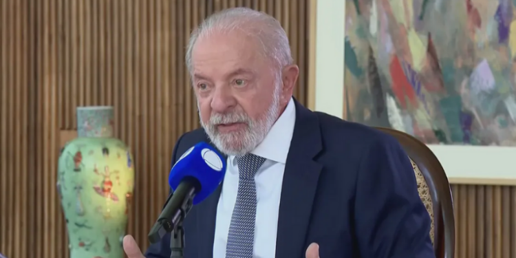 Em entrevista, Lula afirmou que não pedirá a partidos que deixem de lançar candidatos em 2026, defendeu múltiplas candidaturas e descartou espaço para terceira via nas eleições.