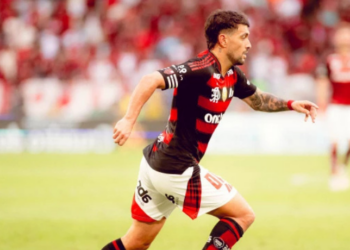Flamengo e Grêmio ficam no 1 a 1 no Maracanã. Arrascaeta marcou para o Flamengo, e Tiago Volpi garantiu o empate para o Grêmio no segundo tempo.
