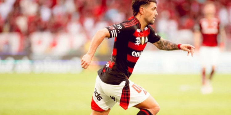 Flamengo e Grêmio ficam no 1 a 1 no Maracanã. Arrascaeta marcou para o Flamengo, e Tiago Volpi garantiu o empate para o Grêmio no segundo tempo.