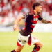 Flamengo e Grêmio ficam no 1 a 1 no Maracanã. Arrascaeta marcou para o Flamengo, e Tiago Volpi garantiu o empate para o Grêmio no segundo tempo.
