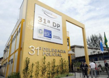 Polícia Civil prende três assaltantes na Barra da Tijuca em operação conjunta entre 31ª e 16ª DP. Grupo é suspeito de roubo de joias e invasões a casas de luxo.