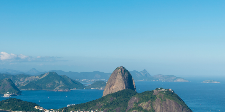 A previsão do tempo para o Rio de Janeiro indica chuvas moderadas e fortes nesta sexta-feira (29), com tempo mais ameno no sábado (30) e ventos fortes entre domingo (31) e terça-feira (2). Confira as atualizações para os próximos dias!