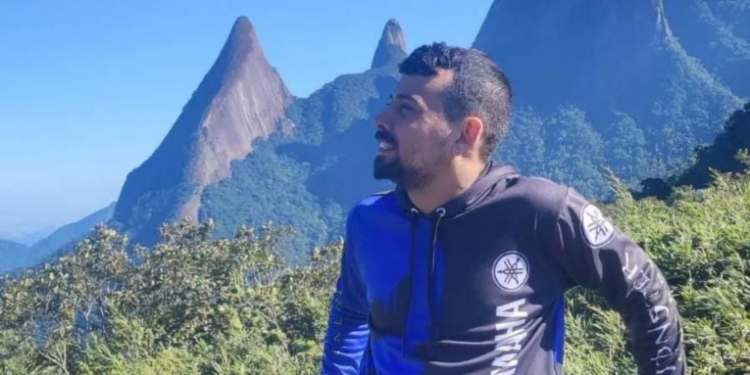 Entregador de 28 anos entrou em coma após complicações em sessão de hemodiálise em São Gonçalo. Família alega que ele foi contaminado por ácido usado no procedimento. Caso é investigado.