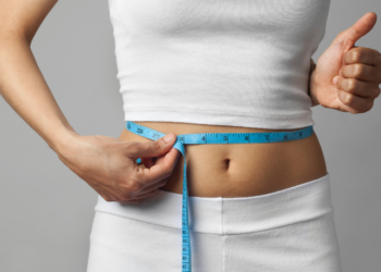 Consumir alimentos minimamente processados pode dobrar a perda de peso em comparação a dietas com ultraprocessados, segundo estudo. Veja os detalhes e as recomendações de especialistas.