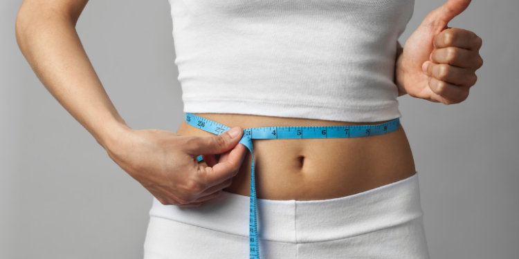 Consumir alimentos minimamente processados pode dobrar a perda de peso em comparação a dietas com ultraprocessados, segundo estudo. Veja os detalhes e as recomendações de especialistas.