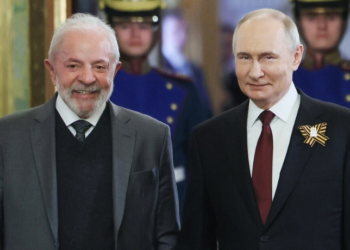 Lula e Putin conversam sobre o conflito ucraniano e reforçam parcerias estratégicas entre Brasil e Rússia. A iniciativa do Grupo de Amigos da Paz e o BRICS também foram temas da ligação.