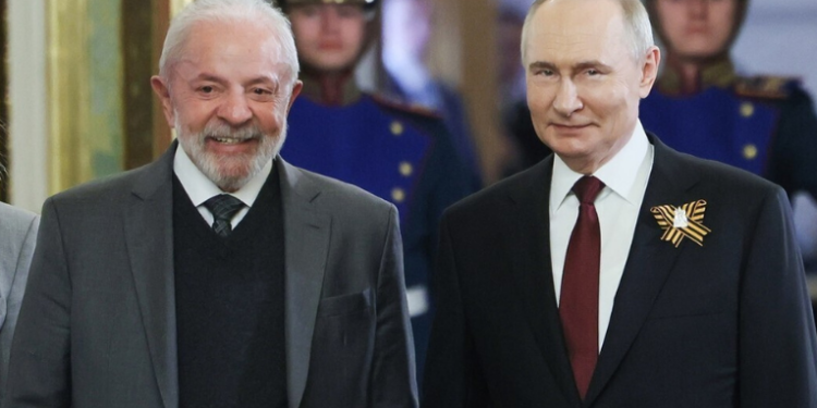 Lula e Putin conversam sobre o conflito ucraniano e reforçam parcerias estratégicas entre Brasil e Rússia. A iniciativa do Grupo de Amigos da Paz e o BRICS também foram temas da ligação.