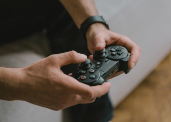 Geração Z reduz significativamente os gastos com videogames. Inflação, aumento dos preços e novas prioridades moldam os hábitos de consumo dos jovens.