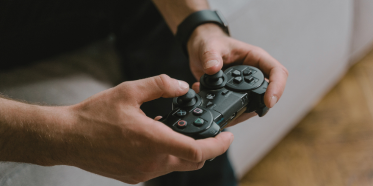 Geração Z reduz significativamente os gastos com videogames. Inflação, aumento dos preços e novas prioridades moldam os hábitos de consumo dos jovens.