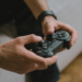 Geração Z reduz significativamente os gastos com videogames. Inflação, aumento dos preços e novas prioridades moldam os hábitos de consumo dos jovens.