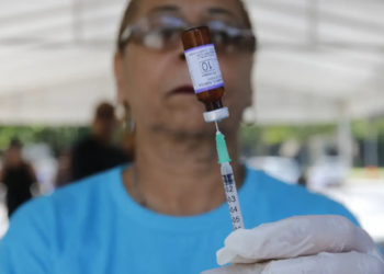 Neste sábado (9), o Tocantins participa do Dia D de Vacinação contra o sarampo. Com mais de 74 mil doses distribuídas, a ação busca proteger contra casos importados, especialmente da Bolívia.