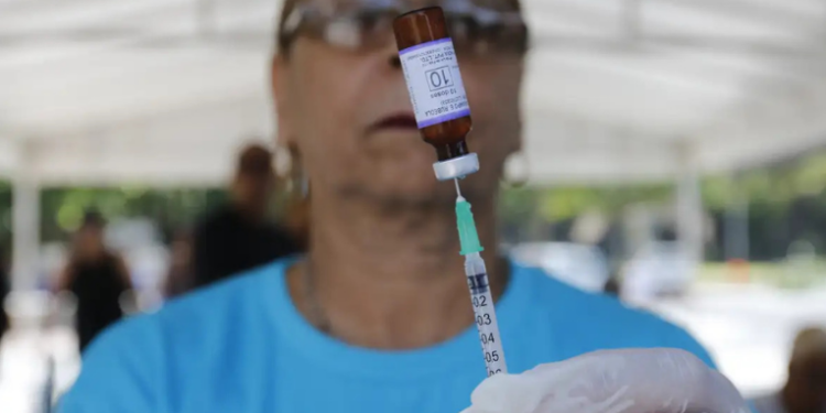 Neste sábado (9), o Tocantins participa do Dia D de Vacinação contra o sarampo. Com mais de 74 mil doses distribuídas, a ação busca proteger contra casos importados, especialmente da Bolívia.