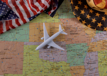 Visa Waiver permite entrada nos EUA sem visto para cidadãos de 42 países. Entenda como funciona o programa, quem pode participar e o que impede o benefício.