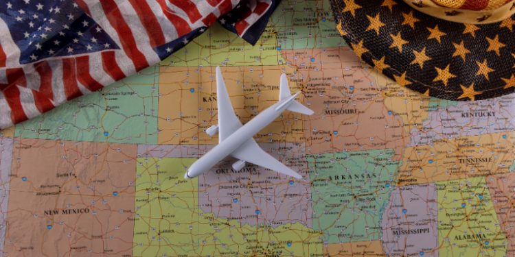Visa Waiver permite entrada nos EUA sem visto para cidadãos de 42 países. Entenda como funciona o programa, quem pode participar e o que impede o benefício.