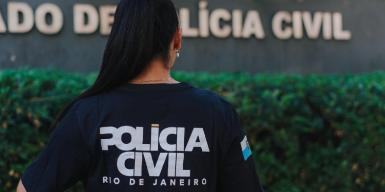 Mulher é presa em Realengo por abandono de incapaz com resultado de morte. Bebê de 8 meses morreu por sufocamento enquanto a mãe estava em um baile. Caso chocou a Zona Oeste do Rio.