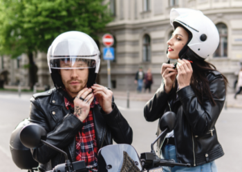 São Paulo e Rio de Janeiro adotam abordagens diferentes sobre transporte por aplicativo em motos: proibição na capital paulista e regulamentação com apoio aos motociclistas no Rio. Entenda os desafios, dados de acidentes e as medidas tomadas por cada cidade.
