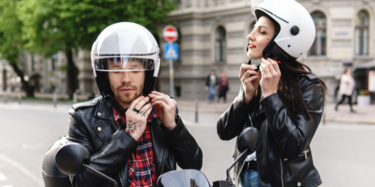 São Paulo e Rio de Janeiro adotam abordagens diferentes sobre transporte por aplicativo em motos: proibição na capital paulista e regulamentação com apoio aos motociclistas no Rio. Entenda os desafios, dados de acidentes e as medidas tomadas por cada cidade.