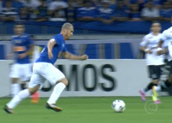 Santos vence o Cruzeiro por 2 a 1 no Mineirão, pela 19ª rodada do Brasileirão, e se afasta da zona de rebaixamento enquanto o time mineiro perde chance de diminuir diferença para o líder.